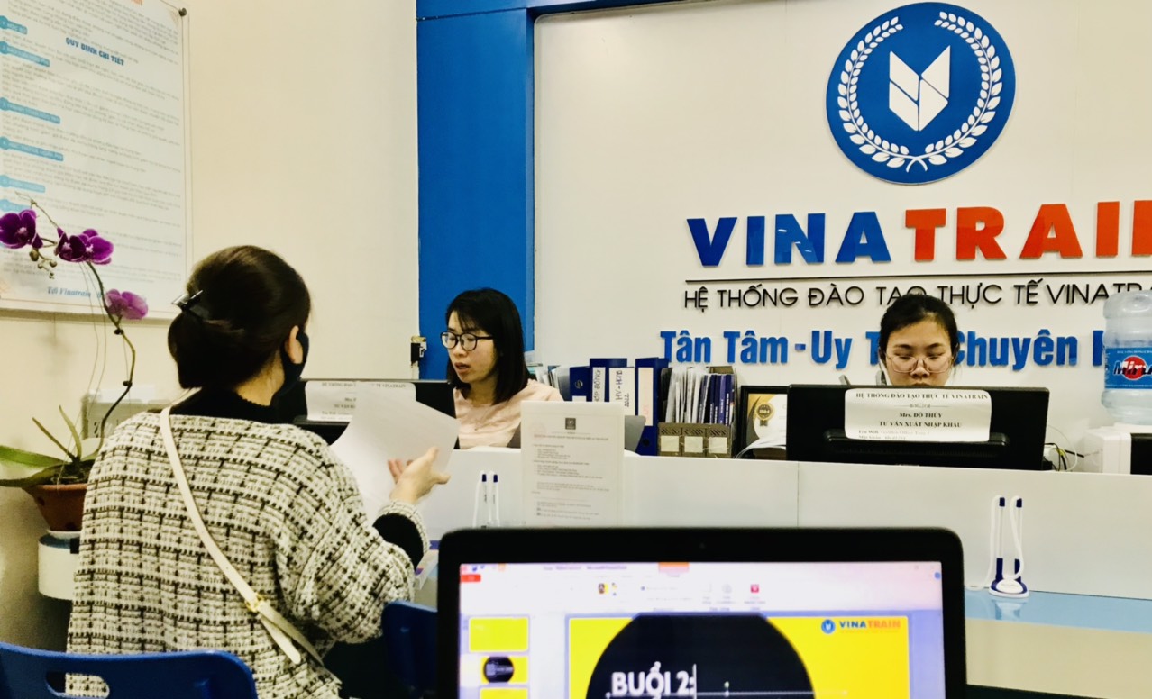 Hình ảnh học viên đăng ký khóa học bảo hiểm xã hội tại trung tâm VinaTrain (Nguồn: VinaTrain Việt Nam)